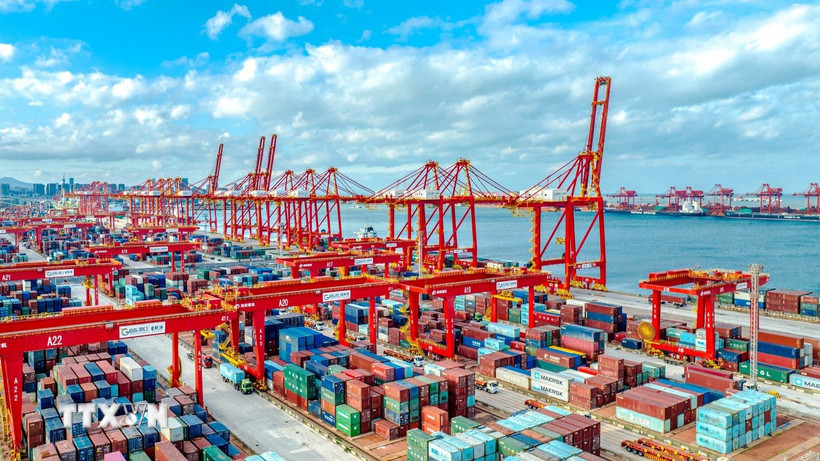 Cảng hàng hóa ở Sơn Đông, Trung Quốc. (Ảnh: THX/TTXVN)