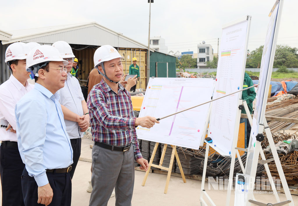 Deputy Minister of Construction Nguyen Van Sinh inspects construction at Bai Vien social housing project in Thanh Nam ward.