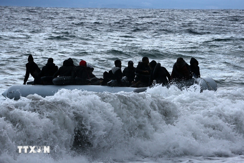 Người di cư trên thuyền ở ngoài khơi đảo Lesbos, Hy Lạp. (Ảnh: THX/TTXVN)