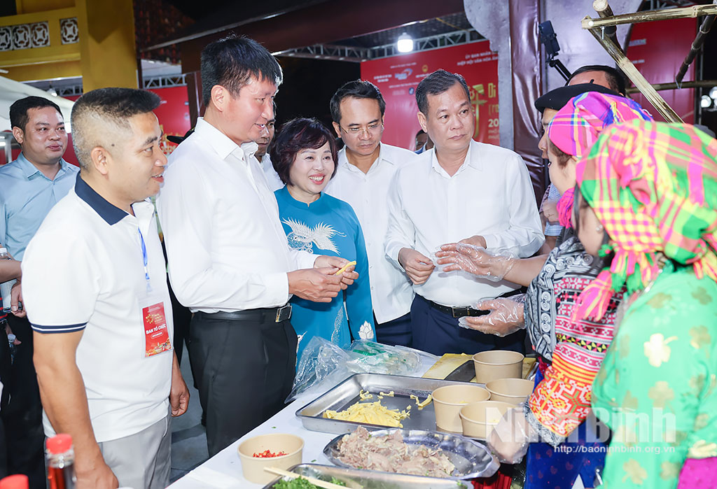 Provincial leaders attend the festival.