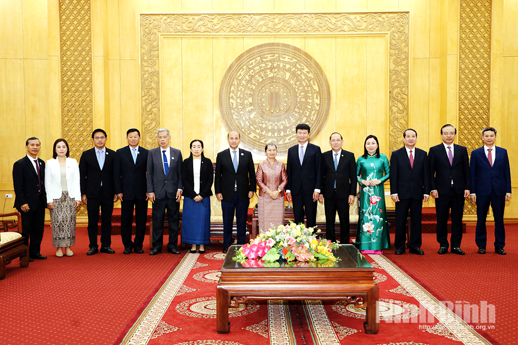The delegation from the National Council of the Solidarity Front for the Development of Cambodia Motherland and representatives of Ninh Binh province.