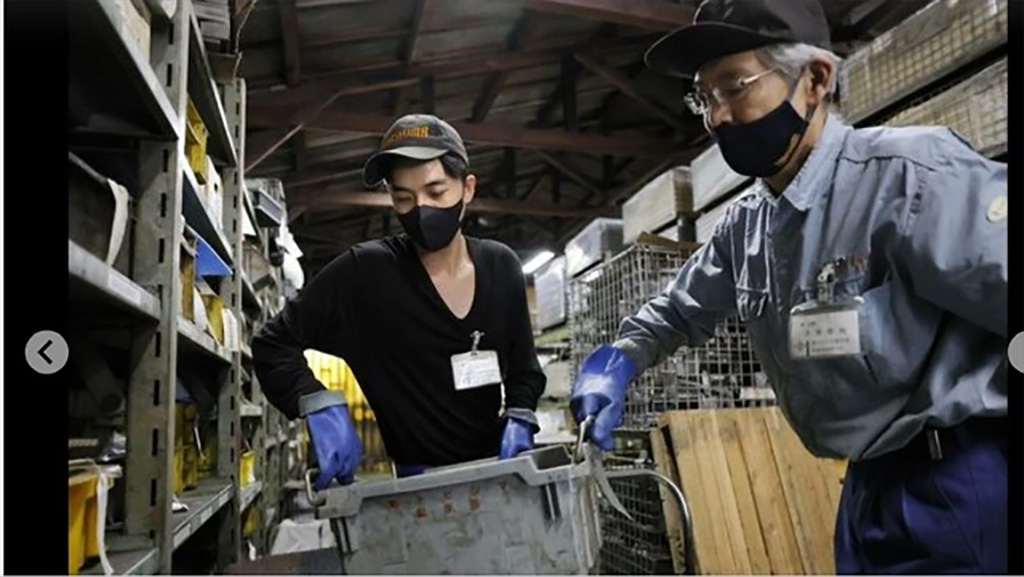 Thực tập sinh kỹ thuật người Việt (trái) làm việc cùng đồng nghiệp người Nhật tại một nhà máy sản xuất ở tỉnh Aichi của Nhật Bản vào ngày 17.10.2025