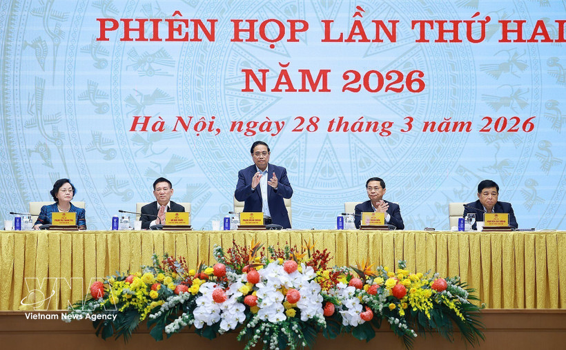 Prime Minister Pham Minh Chinh (centre) speaks at the meeting (Photo: VNA)