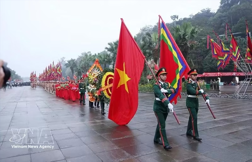 An incense-offering delegation sets off for Nghia Linh Mountain on the Hung Kings Commemoration Day in 2025. (Photo: VNA)