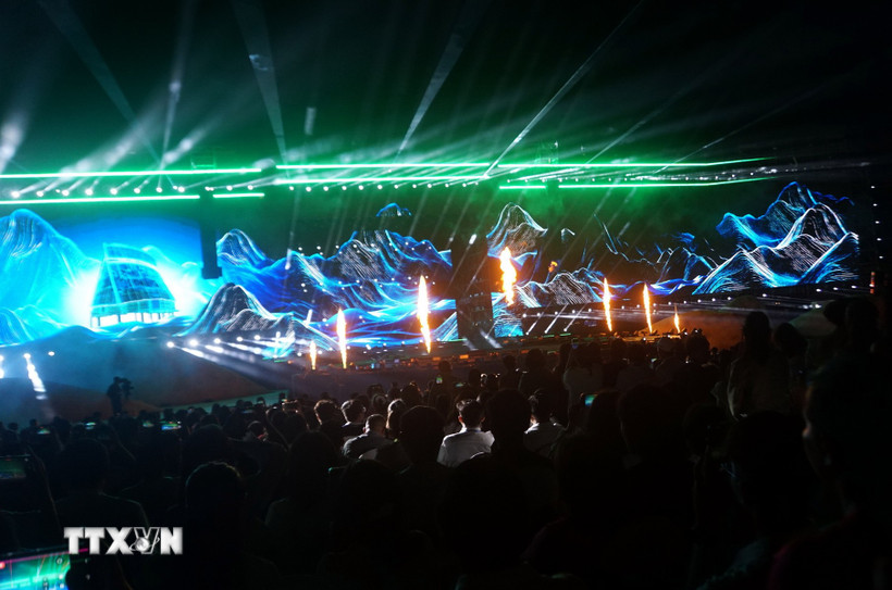 Tiết mục biểu diễn ánh sáng trong đêm khai mạc. (Ảnh: Trịnh Bang Nhiệm/TTXVN)