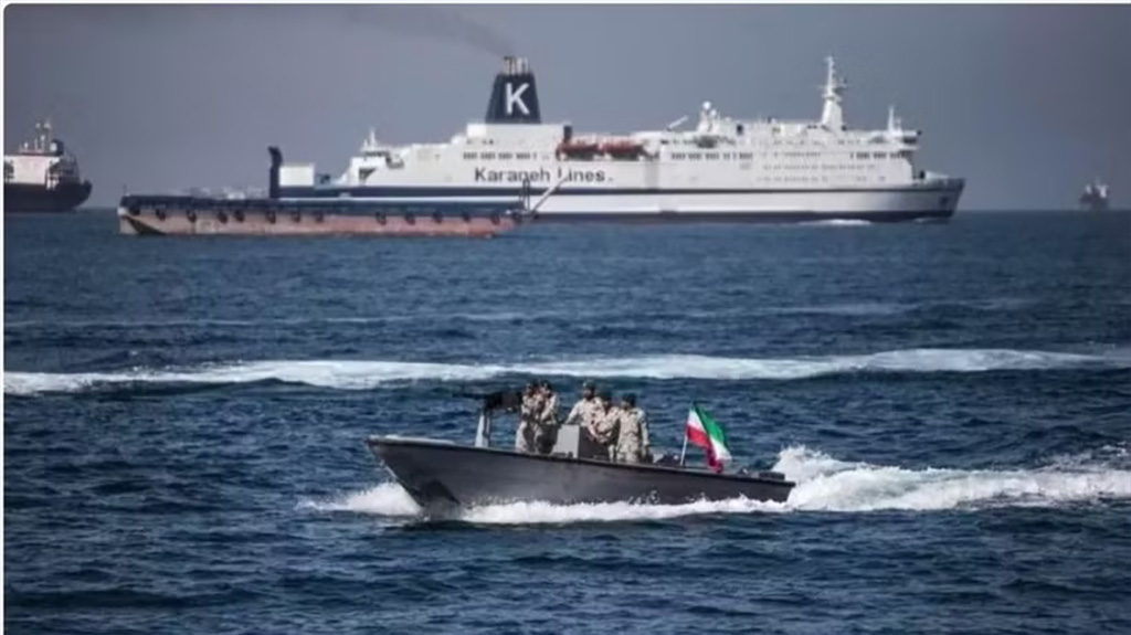 Binh sĩ Iran tuần tra eo biển Hormuz ở miền nam Iran. (Ảnh minh họa: Xinhua)