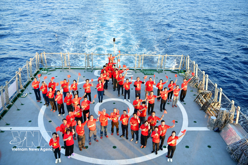 Over 60 overseas Vietnamese from 24 nations and territories visit Truong Sa and DK1 platform (Illustrative image: VNA)