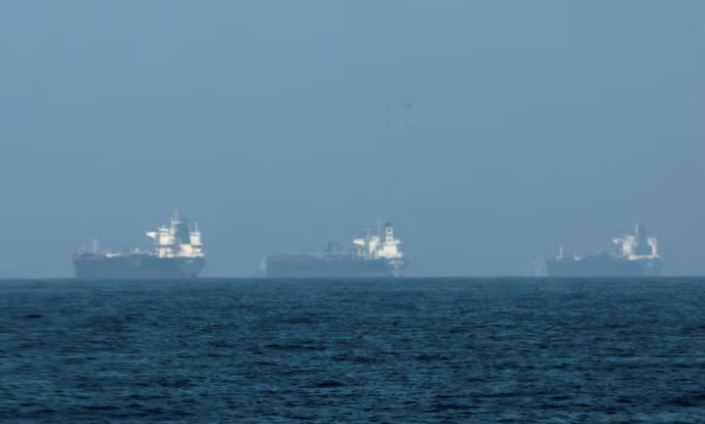 Tàu thuyền đậu ngoài khơi Fujairah, Các tiểu vương quốc Arab thống nhất, trong bối cảnh Iran hạn chế hoạt động hàng hải qua eo biển Hormuz, ngày 3/3/2026. Ảnh: REUTERS/TTXVN