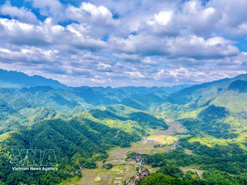At an elevation of 1,700 metres above sea level, the summit of Pu Luong is increasingly emerging as an ideal destination for trekking - a form of adventure tourism that combines hiking with nature exploration and physical as well as mental endurance. (Photo: VNA)