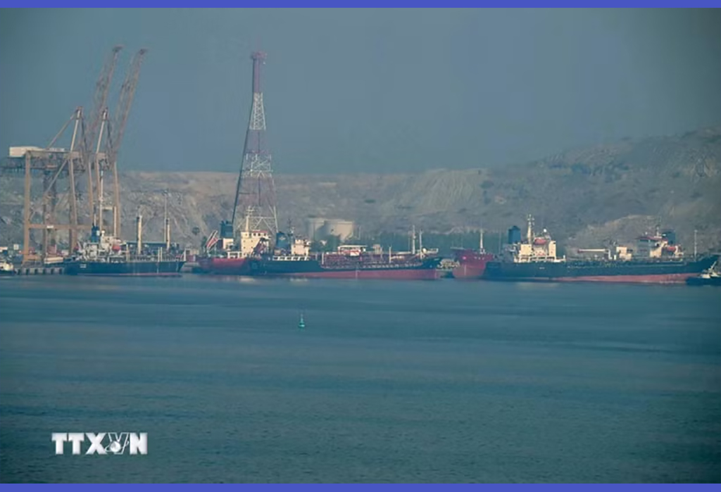 Tàu chở dầu tại cảng container Khor Fakkan, cảng nước sâu ở ngoài khơi thành phố Sharjah, Các Tiểu vương quốc Arab thống nhất, dọc eo biển Hormuz. (Ảnh: philstar.com/TTXVN)