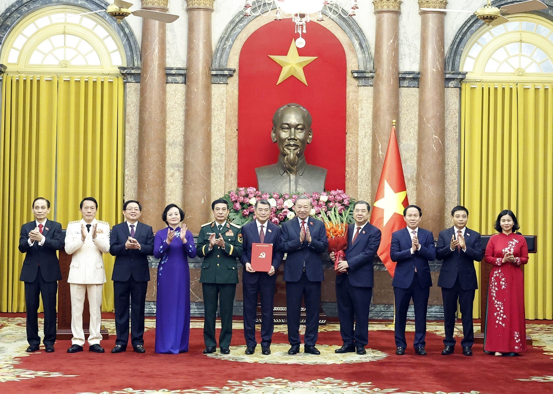 Tổng Bí thư, Chủ tịch nước Tô Lâm trao Quyết định của Bộ Chính trị chỉ định nhân sự của Đảng ủy Chính phủ nhiệm kỳ 2025 - 2030. Ảnh: Thống Nhất - TTXVN