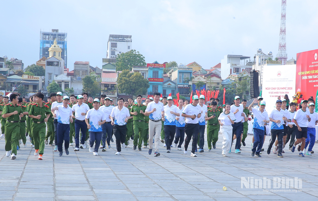 Provincial leaders, police officers joint the event.