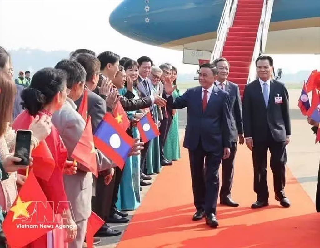 Politburo member and permanent member of the Party Central Committee’s Secretariat Tran Cam Tu arrives in Vientiane on April 9 morning, beginning his official visit to Laos (Photo: VNA)