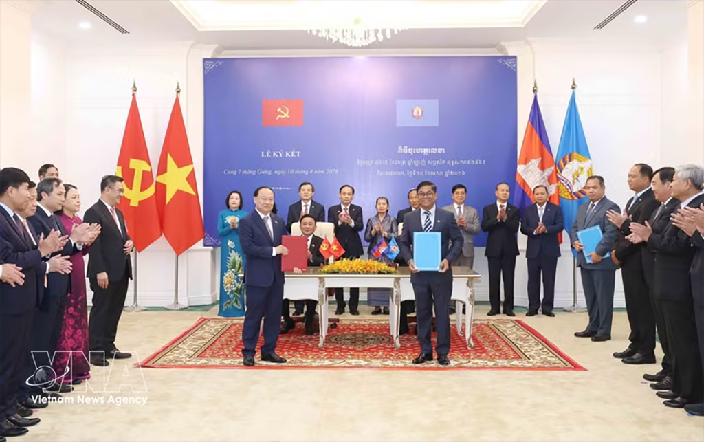 Politburo member and Permanent member of the Communist Party of Vietnam (CPV) Central Committee’s Secretariat Tran Cam Tu and Vice President of the Cambodian People’s Party (CPP) and Chairman of Standing Board of the CPP Central Committee Say Chhum witness the exchange of cooperation documents in Phnom Penh on April 10. (Photo: VNA)