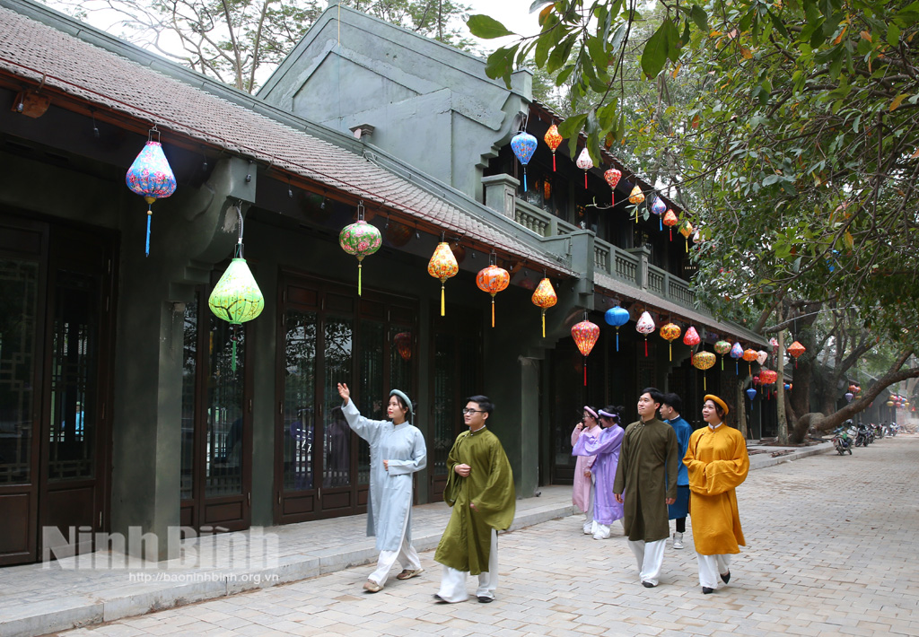 Hoa Lu Old Quarter has become a popular check-in spot for young people, families, and couples visiting Ninh Binh.