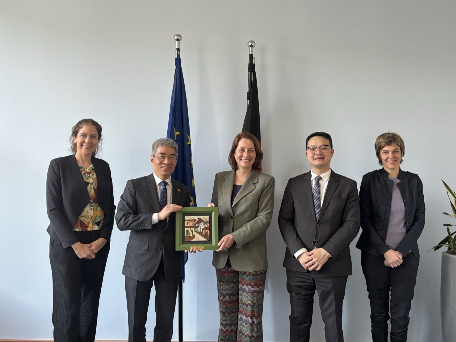 Đại sứ Nguyễn Đắc Thành tặng quà lưu niệm cho Quốc vụ khanh Leonie Gebers. Ảnh: TTXVN