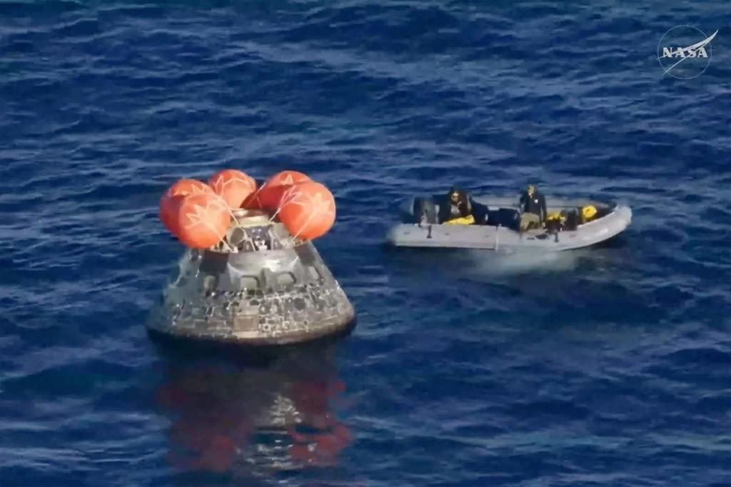 Tàu giải cứu tiếp cận khoang tàu Artemis II để đưa phi hành gia ra ngoài. Ảnh: NASA.