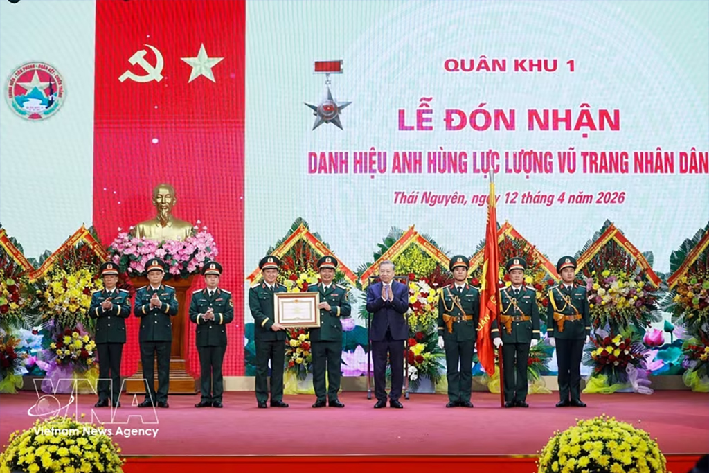 General Secretary and State President Lam presents the title “Hero of the People’s Armed Forces” to Military Region 1 (Photo: VNA)