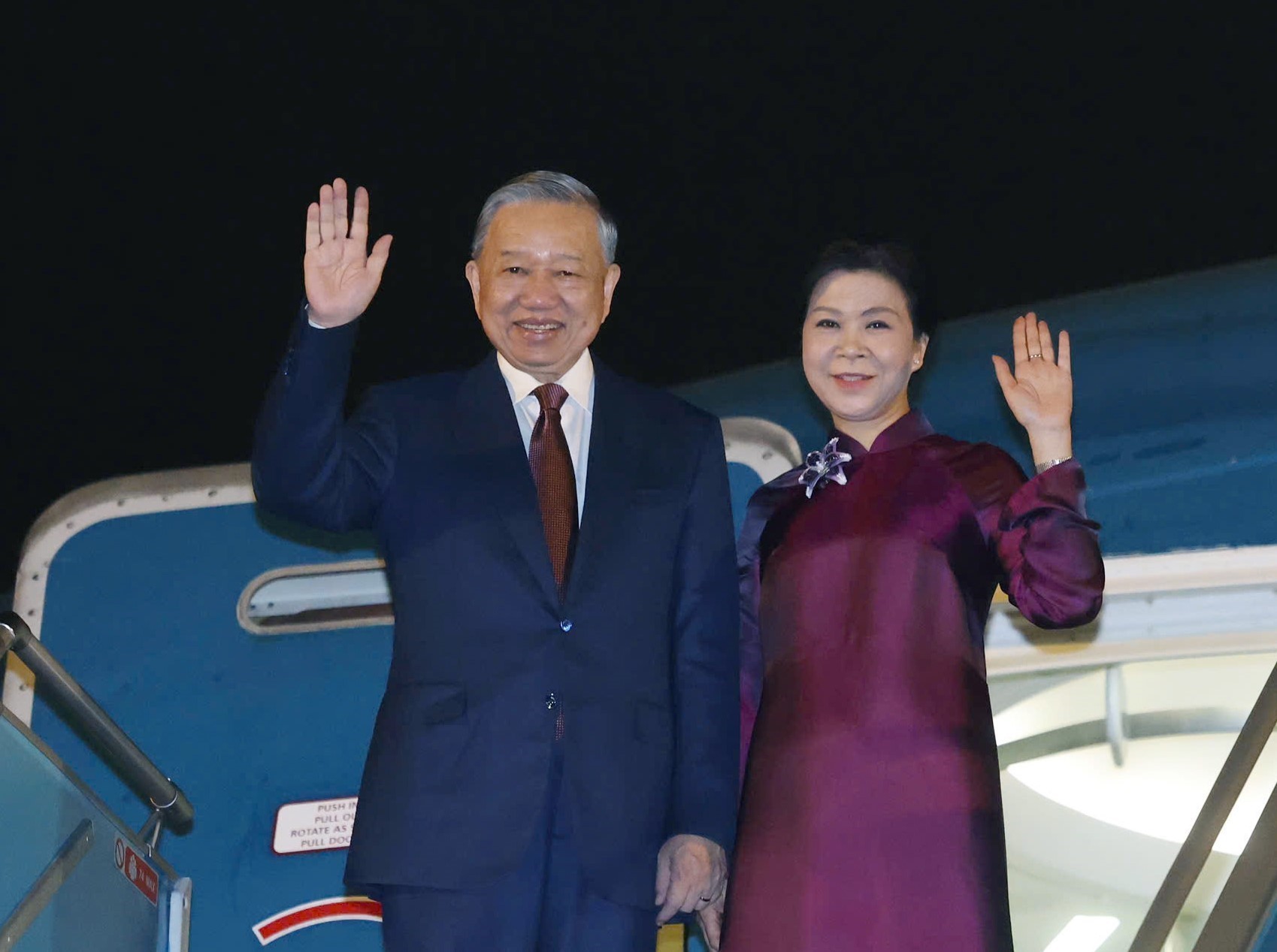 Tổng Bí thư, Chủ tịch nước Tô Lâm và Phu nhân rời Hà Nội, lên đường thăm cấp Nhà nước đến Trung Quốc. (Ảnh: Thống Nhất/TTXVN)