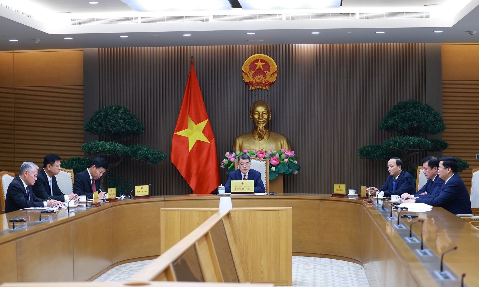 Thủ tướng Lê Minh Hưng điện đàm với Thủ tướng Singapore Lawrence Wong. Ảnh: Dương Giang - TTXVN