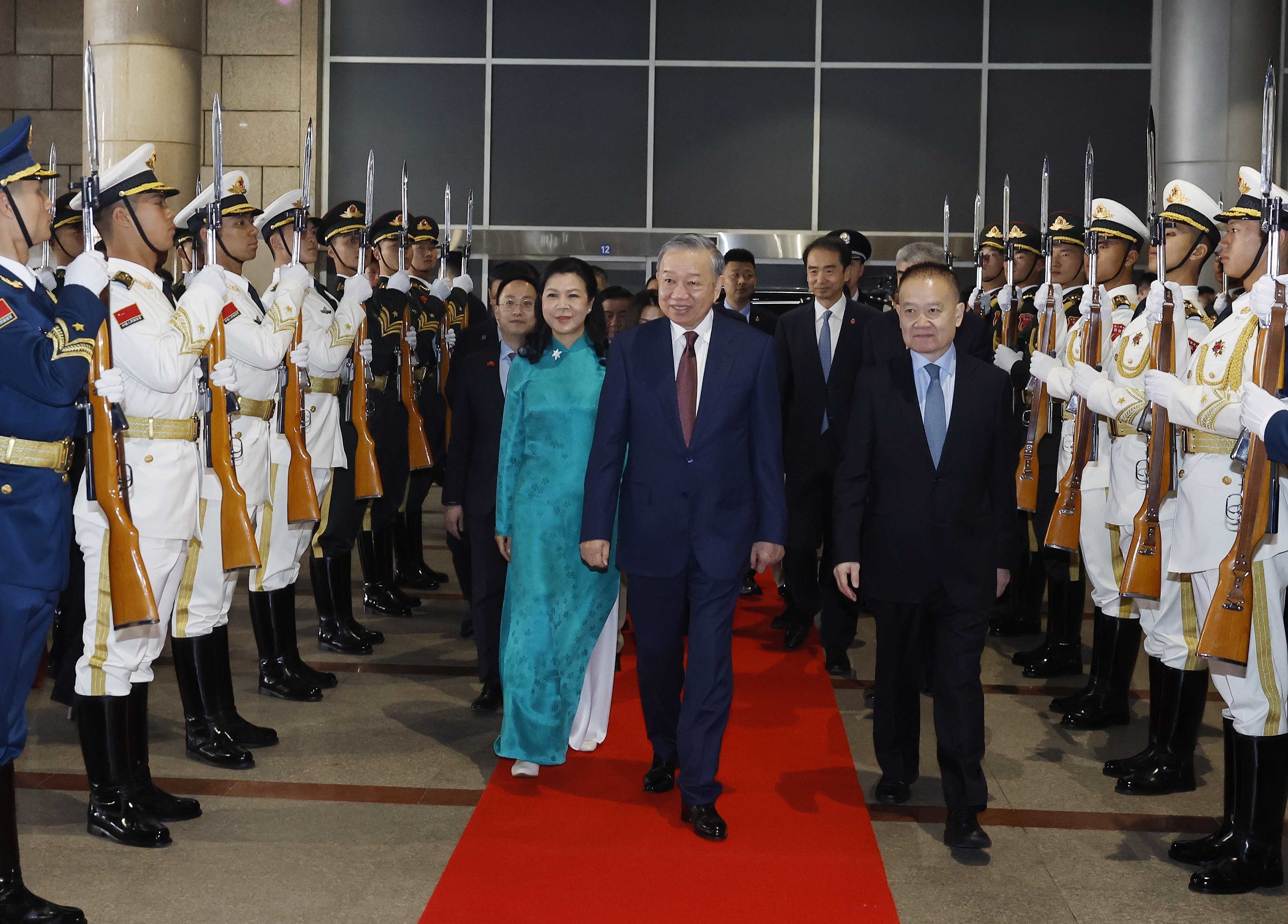 The farewell ceremony for General Secretary of the Communist Party of Vietnam (CPV) Central Committee and President of Vietnam To Lam and his spouse at Beijing West Railway Station in Beijing. (Photo: VNA)