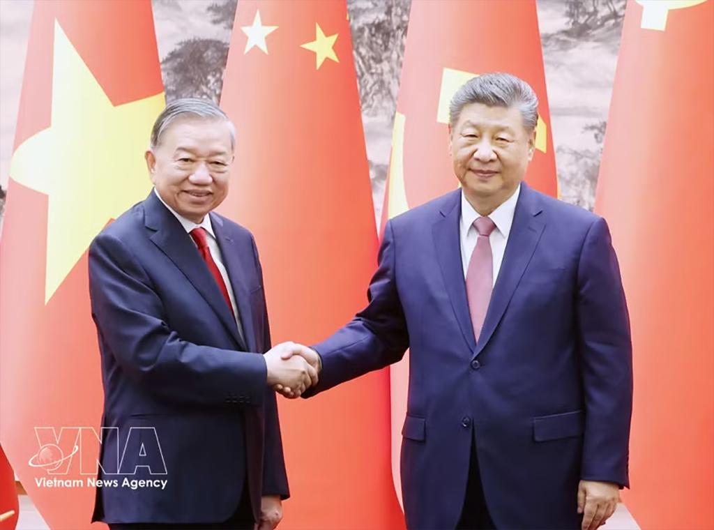 General Secretary of the Communist Party of China (CPC) Central Committee and President Xi Jinping (R) welcomes General Secretary of the Communist Party of Vietnam (CPV) Central Committee and State President To Lam (Photo: VNA)