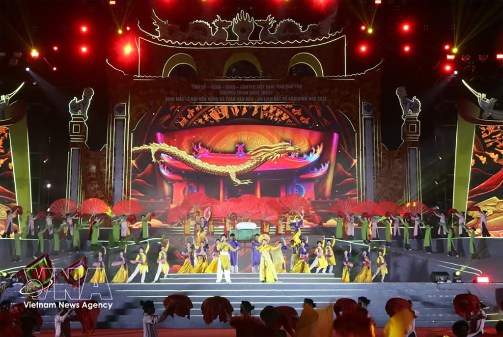 A performance at the opening ceremony of the Hung Kings Temple Festival and the 2026 Ancestral Land Culture and Tourism Week on late April 17 (Photo: VNA)