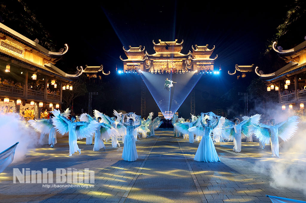 A spectacular live performance art programme at the 2026 Kinh Thien Altar Festival.
