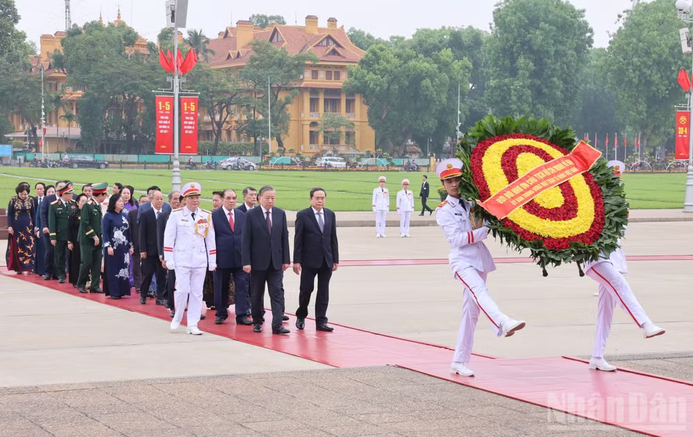A high-ranking delegation of the Party Central Committee, the State President, the National Assembly (NA), the Government, and the Vietnam Fatherland Front (VFF) Central Committee lays wreaths and pays tribute to President Ho Chi Minh at the late leader's mausoleum on April 28 morning. (Photo: VNA)