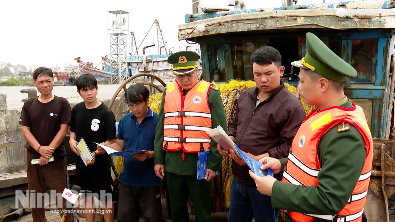 The provincial Border Guard Command propagate and disseminate fishmen about regulations on fisheries law and combat IUU fishing.