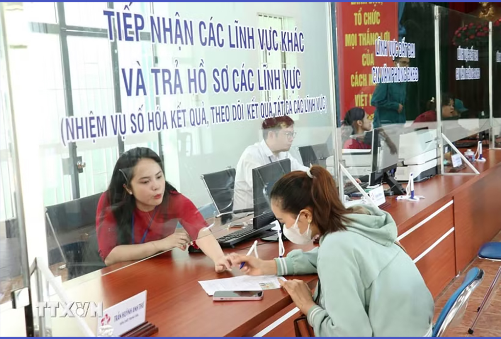 Hướng dẫn người dân Bình Dương làm thủ tục đăng ký hộ kinh doanh. (Ảnh: Dương Chí Tưởng/TTXVN)