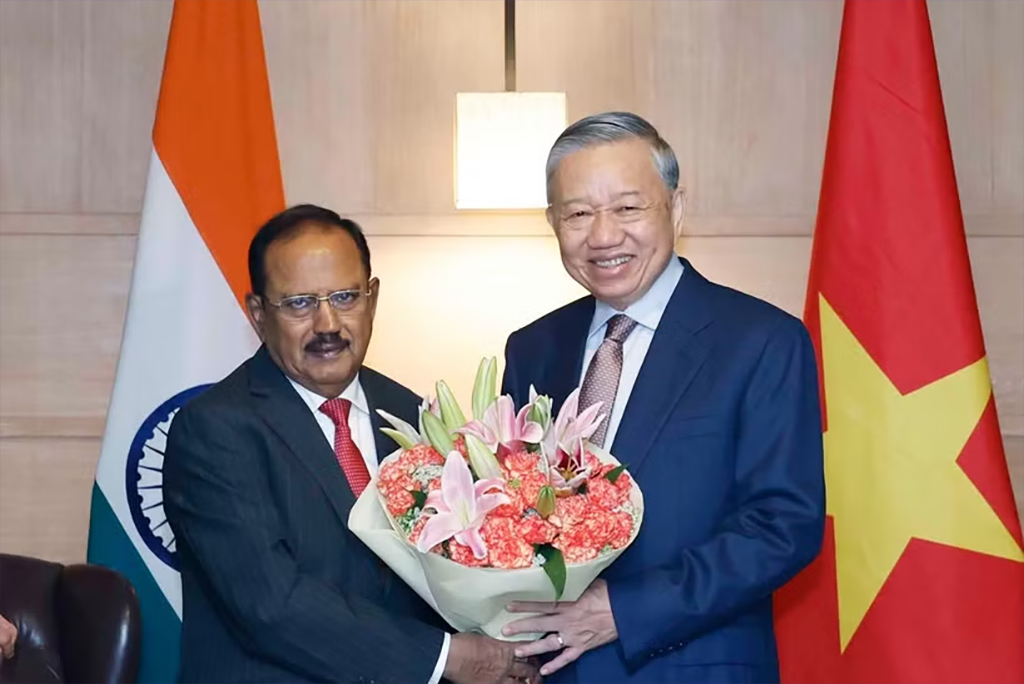Cố vấn An ninh Quốc gia Ấn Độ Ajit Doval tặng hoa Tổng Bí thư, Chủ tịch nước Tô Lâm. (Ảnh: Thống Nhất/TTXVN)