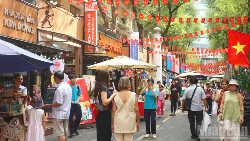 Khách du lịch tham quan Đường sách Thành phố Hồ Chí Minh nhân kỷ niệm Ngày Giải phóng miền nam, thống nhất đất nước (30/4) vừa qua. (Ảnh: THẾ ANH)