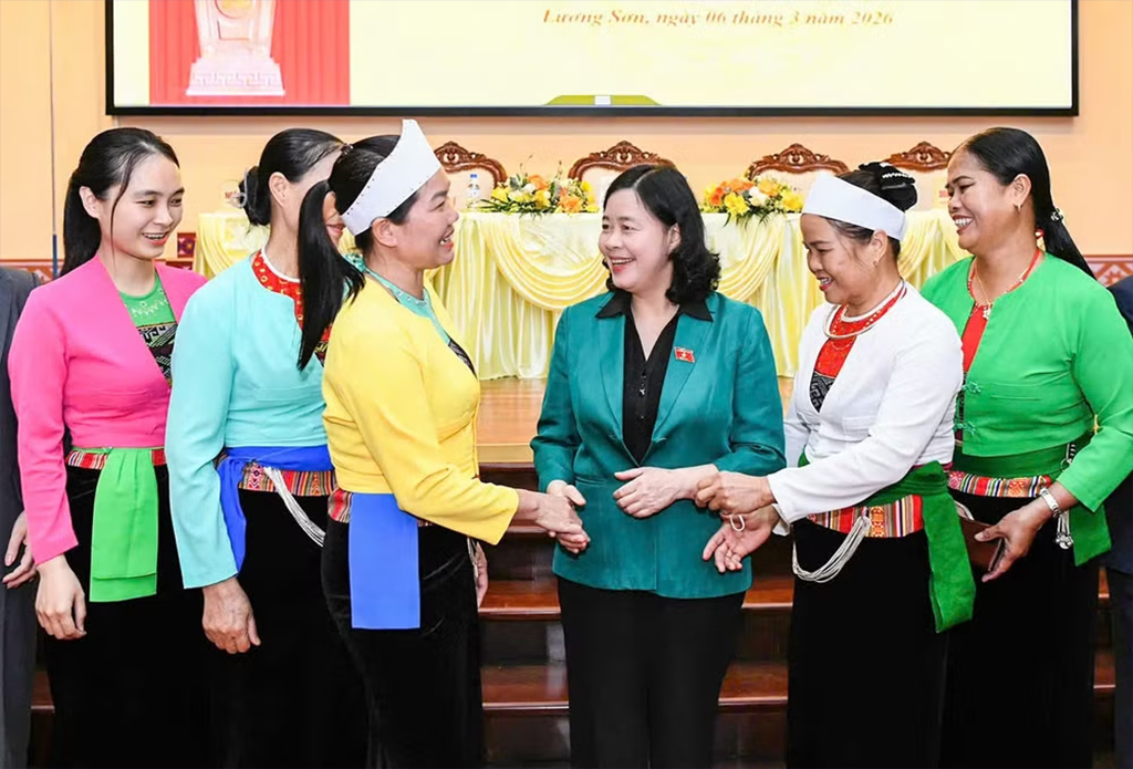 Đồng chí Bùi Thị Minh Hoài, Ủy viên Bộ Chính trị, Bí thư Trung ương Đảng, Chủ tịch Ủy ban Trung ương Mặt trận Tổ quốc Việt Nam tiếp xúc cử tri tại tỉnh Phú Thọ. Ảnh: Báo Nhân dân điện tử