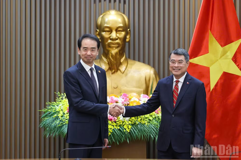 Thủ tướng Chính phủ Lê Minh Hưng và Đại sứ Trung Quốc tại Việt Nam Hà Vĩ. (Ảnh: THANH GIANG)