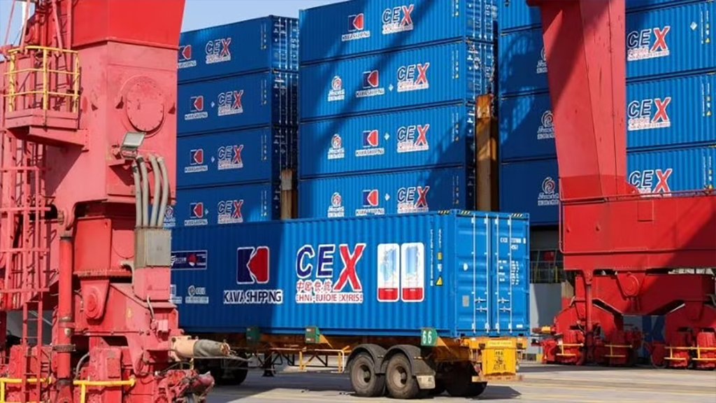 Ảnh minh họa: Container chở hàng tại cảng Ningbo Zhoushan ở Ningbo, tỉnh Chiết Giang, miền đông Trung Quốc. (Ảnh: Xinhua)