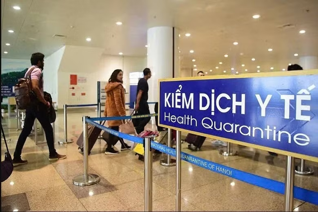 Passengers enter Viet Nam via Noi Bai International Airport (Photo: baochinhphu.vn)