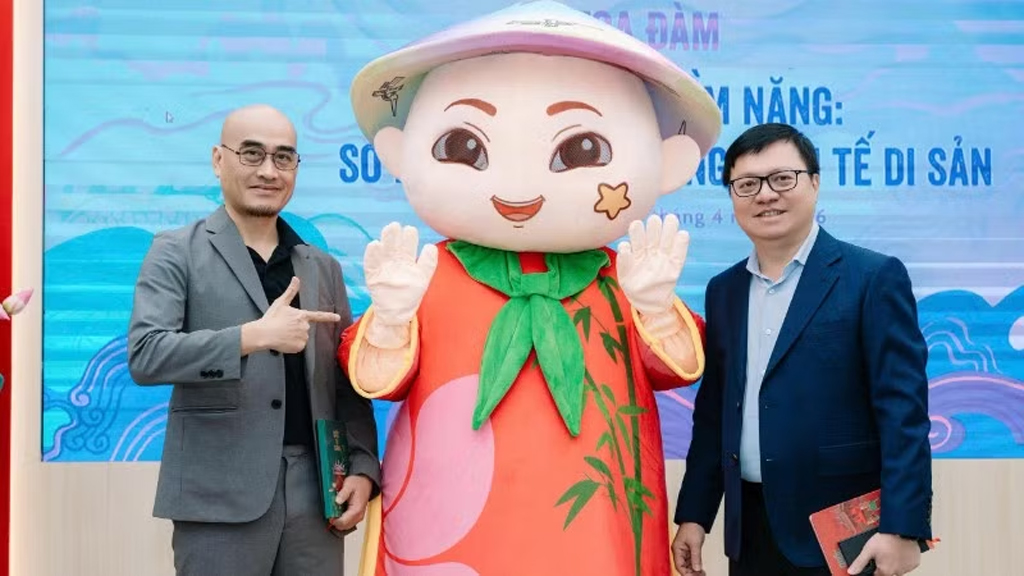 Ủy viên Trung ương Đảng, Tổng Biên tập Báo Nhân Dân, Phó Trưởng Ban Tuyên giáo và Dân vận Trung ương, Chủ tịch Hội Nhà báo Việt Nam Lê Quốc Minh cùng ông Đào Trọng Huy, Chủ tịch Tập đoàn AnnGroup chụp ảnh lưu niệm cùng bản demo mascot Anh Tre tại tọa đàm “Khơi dậy tiềm năng: Sở hữu trí tuệ trong kinh tế di sản” trong chuỗi sự kiện mừng Ngày Sở hữu trí tuệ 2026.