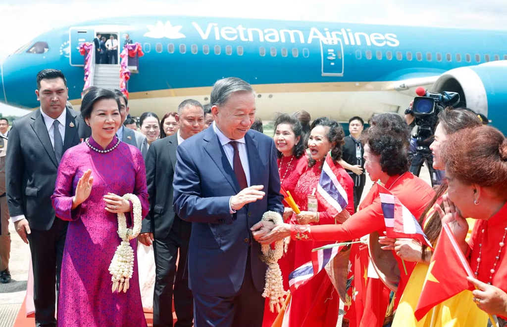 Các quan chức tỉnh Udon Thani đón Tổng Bí thư, Chủ tịch nước Tô Lâm và Phu nhân tại sân bay quốc tế Udon Thani. (Ảnh: TTXVN)