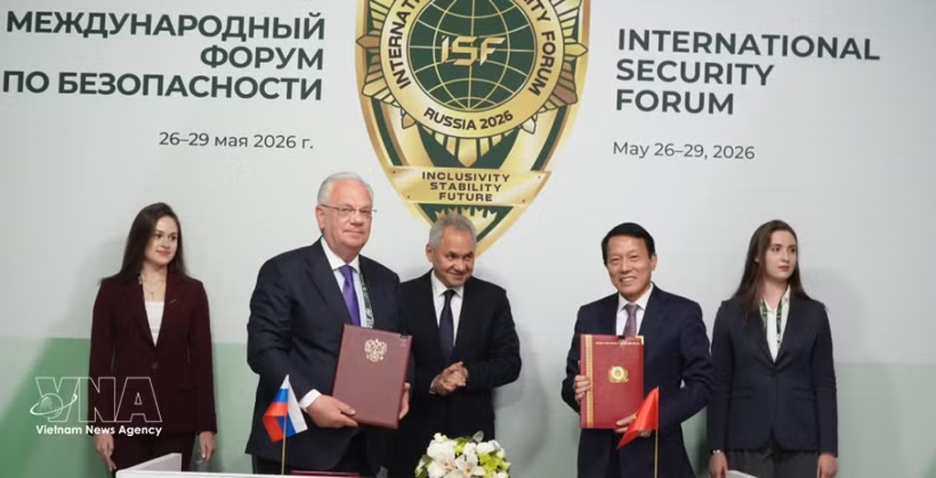 Minister of Public Security General Luong Tam Quang and Dmitry Shugaev, Director of Russia’s Federal Service for Military-Technical Cooperation sign a cooperation agreement. (Photo: VNA)