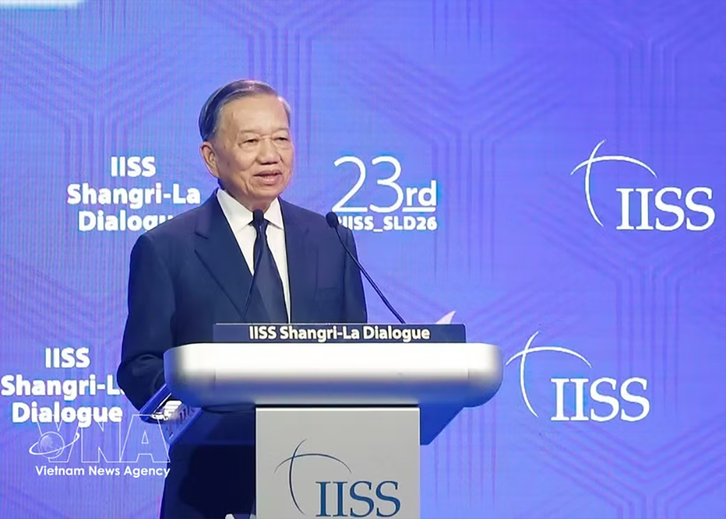 General Secretary of the Central Committee of the Communist Party of Vietnam and President of the Socialist Republic of Vietnam To Lam delivers a keynote address at the opening of the 23rd Shangri-La Dialogue in Singapore on May 29. (Photo: VNA)