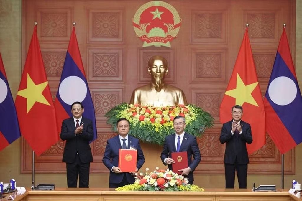 Vietnamese Minister of Finance Ngo Van Tuan (R) and Lao Deputy Prime Minister and Minister of Finance Santiphab Phomvihane exchanges a cooperation agreement between their respective ministries for the 2026 2030 period under the witness of Vietnamese Prime Minister Le Minh Hung (R) and his visiting Lao counterpart Sonexay Siphandone in Ha Noi on June 7, 2026. (Photo: VGP).