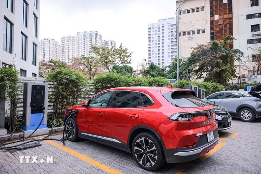 Ôtô điện được áp dụng lệ phí trước bạ lần đầu 0% đến hết năm 2030. (Ảnh: Hoàng Hiếu/TTXVN)