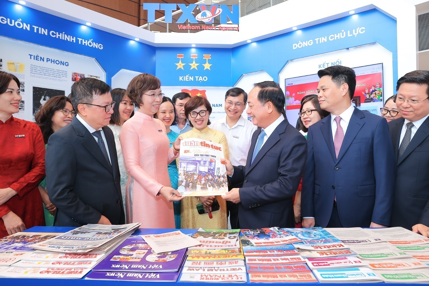Đồng chí Trịnh Văn Quyết, Ủy viên Bộ Chính trị, Bí thư Trung ương Đảng, Trưởng Ban Tuyên giáo và Dân vận Trung ương và các đồng chí lãnh đạo thăm gian trưng bày của TTXVN tại Hội báo toàn quốc 2026. Ảnh: Minh Quyết - TTXVN