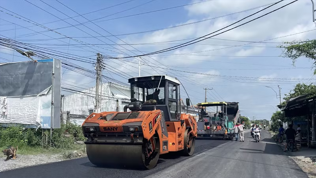 Công trình nâng cấp tỉnh lộ 914 (xã Ngũ Lạc, tỉnh Vĩnh Long). (Ảnh: Thanh Hòa/TTXVN)