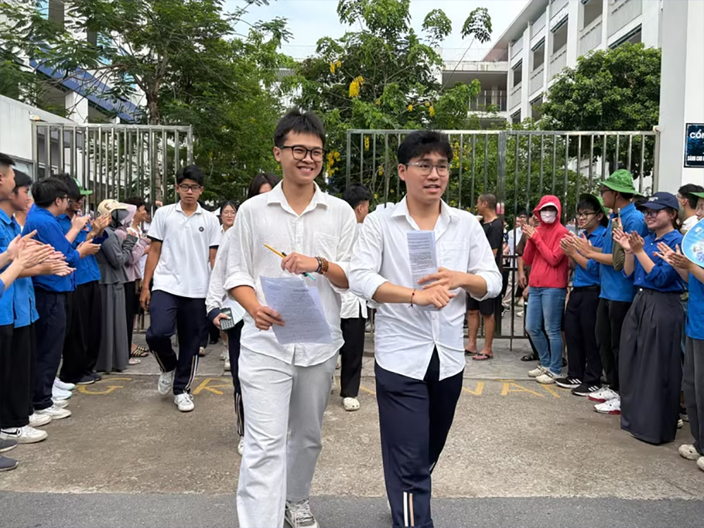 Thí sinh rời điểm thi sau môn cuối cùng. (Ảnh: Phạm Mai/Vietnam+)