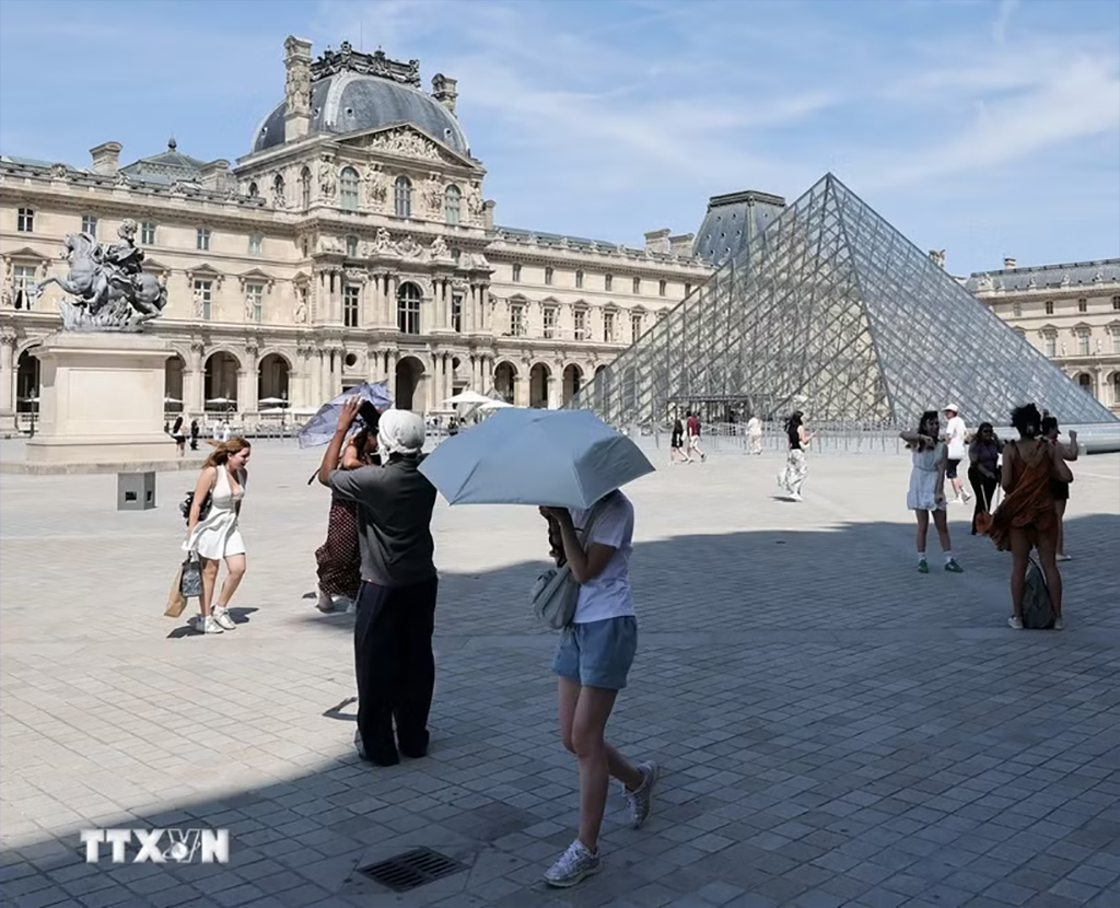 Trời nắng nóng gay gắt tại Paris, Pháp. (Ảnh: THX/TTXVN phát)