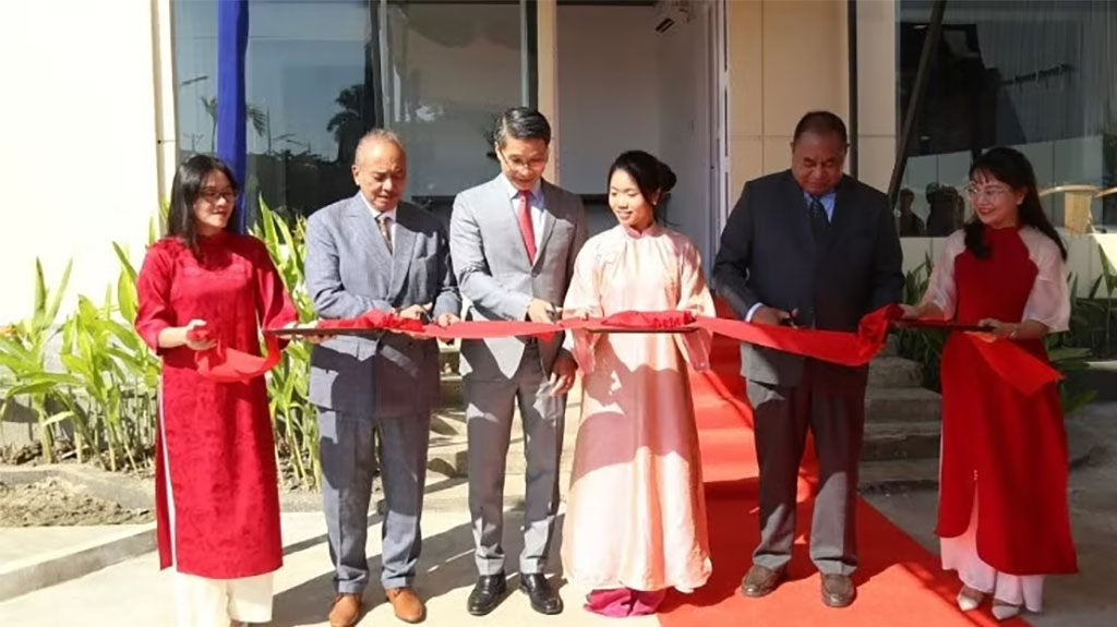 Đại biện Phạm Bình Đàm và các đại biểu cắt băng khai trương Đại sứ quán Việt Nam tại Timor-Leste. (Ảnh: Đại sứ quán Việt Nam tại tại Timor-Leste cung cấp).