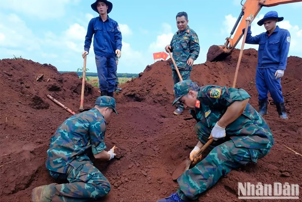 Team K72 searches for fallen soldiers’ remains in Minh Duc Commune, Dong Nai City.