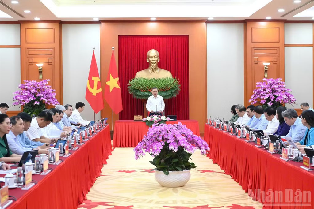Party General Secretary and State President To Lam chairs the first meeting of the Central Steering Committee for reviewing practice and considering the amendment and supplementation of the Party Statutes on August 5. (Photo: nhandan.vn)
